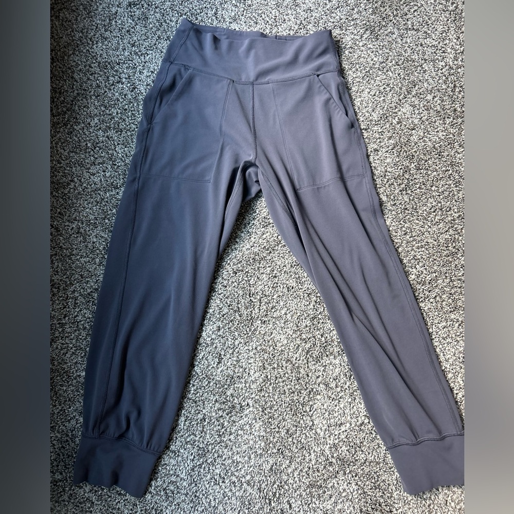 Lululemon cropped joggers size 4